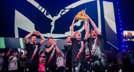 Cosplay盛宴！现场婕特、芮娜COSPLAY获选手点赞合影。